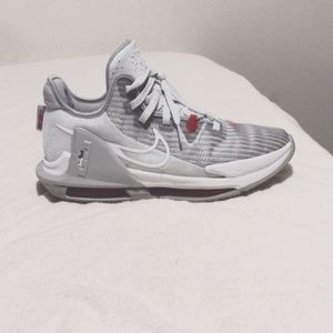 Nike Air Max LeBron James Witness 6 Sz. 10